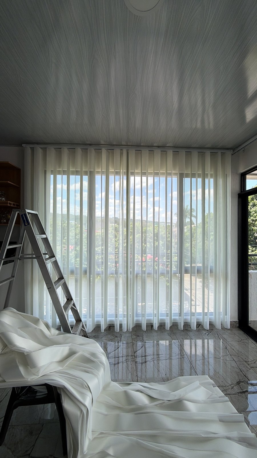 Instalación de cortinas Asteria en proceso, con vista a la montaña