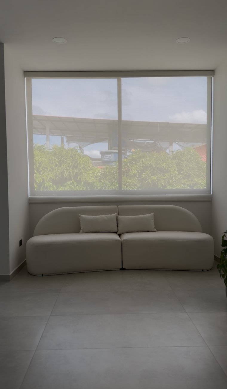 Sala con persiana enrollable Asteria